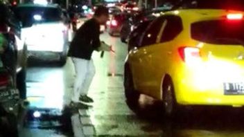 حالة قيادة سيارة بريو صفراء في Senopati SP3 الرسمية ، مطلوب سائق فورتشنر الأسود للإبلاغ
