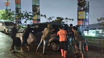 BPBD Bogor疏散了在Bojongkoneng被洪水带走的汽车