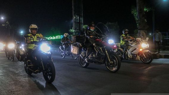 Le Chef De La Patrouille Motorisée De La Police Du NTB Surveille L’atmosphère Du Réveillon Du Nouvel An