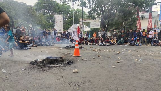 Les étudiants D’Unismuh Makassar Labourent Des Conteneurs, Brûlent Des Pneus Et Dispersent Des Barrages Routiers