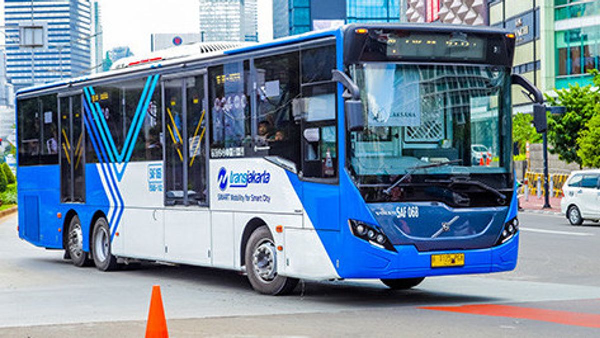 Diduga Hilang Konsentrasi, Lansia Tewas Tertabrak Bus TransJakarta