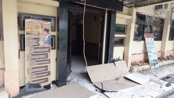 自杀式爆炸事件使阿斯塔纳亚警察局凌乱，碎玻璃和血点散落