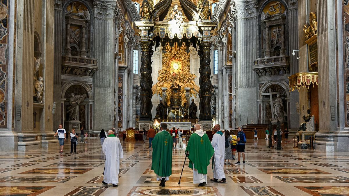 Seorang Pria Acak-acak Altar di Basilika Santo Petrus, Jatuhkan Tempat Lilin dari Abad ke-19