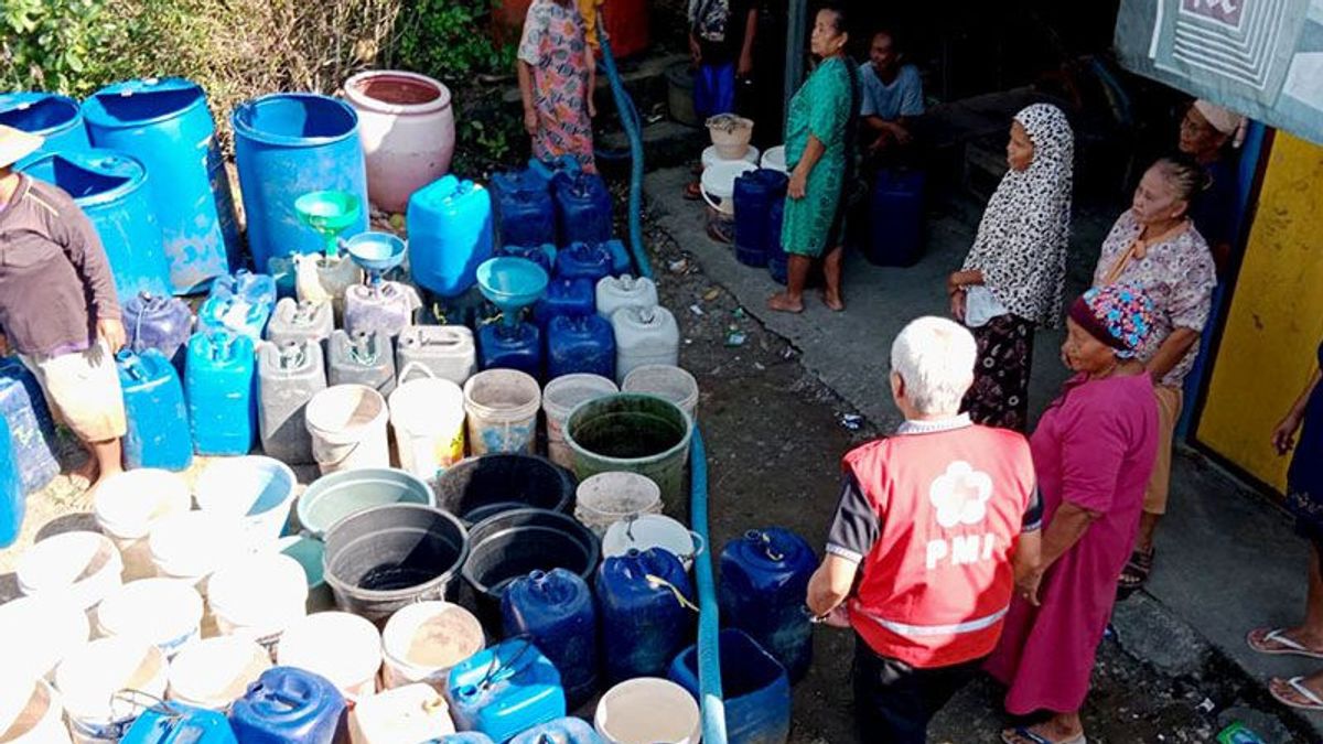 Dry Season Arrives, PMI Distributes Clean Water Aid To Cilacap Residents