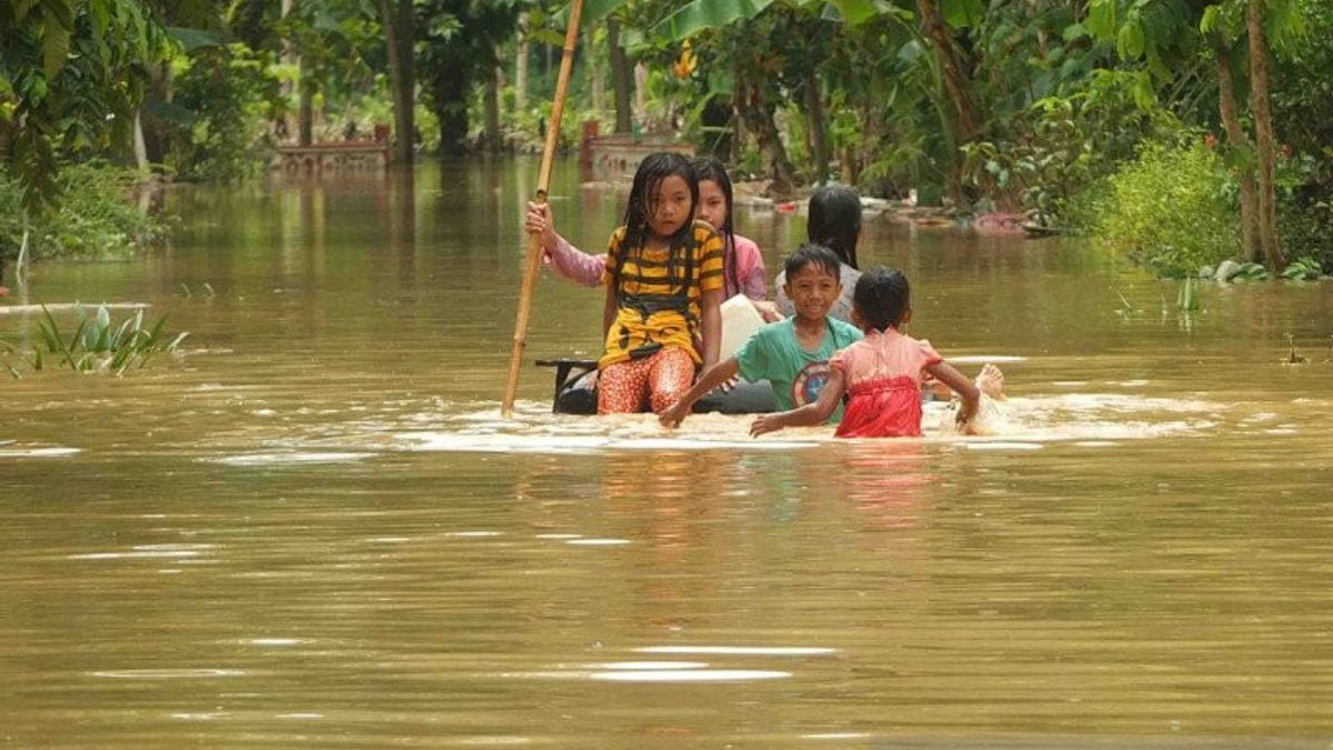 Jember City Is Covered By Floods 1,106 People Are Evacuated