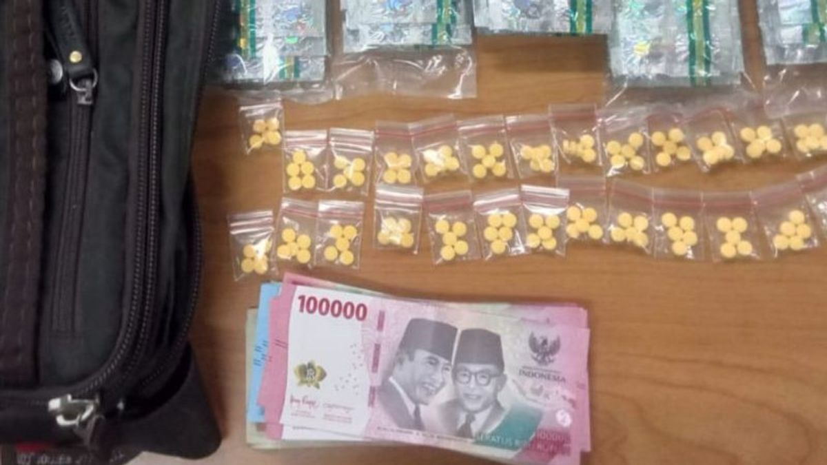 4 Pengedar Obat Keras Ilegal Ditangkap di Sekitar Stasiun Tanah Abang, Ribuan Pil Disita