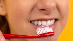 الجرعة الصحيحة من معكرونة الأسنان: إليك النقاش وفقا لنصيحة خبير الأسنان