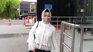 Kadinkes Lampung Reihana Penuhi Panggilan KPK, Tutupi Wajah dengan Majalah di Ruang Tunggu