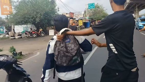 Tujuh Pelajar Pelaku Tawuran Tak Berkutik Ditangkap Warga Kalimalang