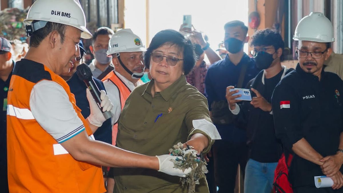 部长Siti Puji Banyumas和Cilacap处理废物问题：其他地区可以成为一个例子