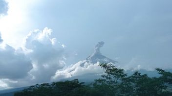 塞梅鲁火山喷发100秒，灰烬高达1.5公里