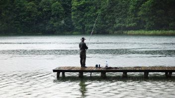DKPは絶え間なく種をまき散らし、住民が捕食魚をグヌンキドゥル全体の湖に放すことを禁止しました