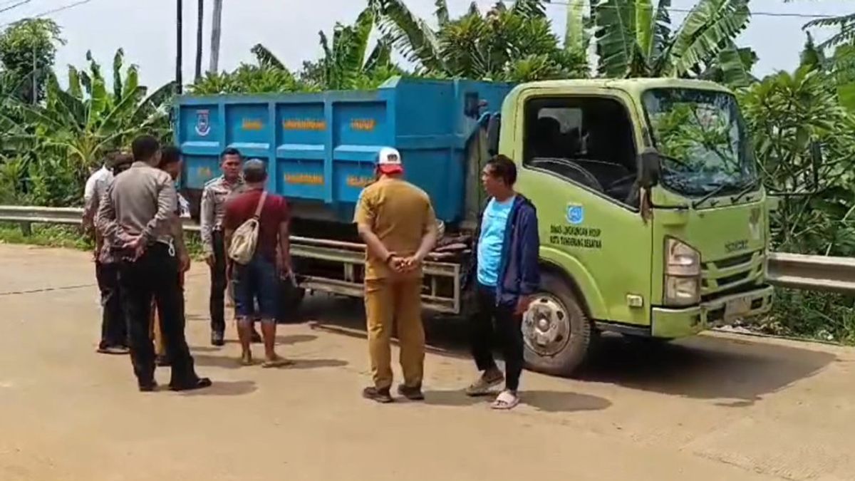 Un camion à ordures du déchet de Tangsel s’est heurté par un combattant mort sur place