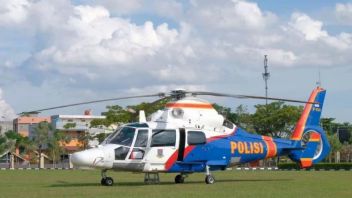 ヘリコプターを使って、警察署長は今日Cianjurに飛ぶ予定です