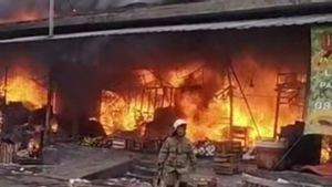 Angin Kencang Membuat Kobaran Api di Pasar Induk Kramat Jati Kian Membesar