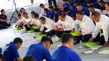 Menteri Agus Duduk Sila, Lesehan Makan Siang Bareng Napi Lapas Semarang