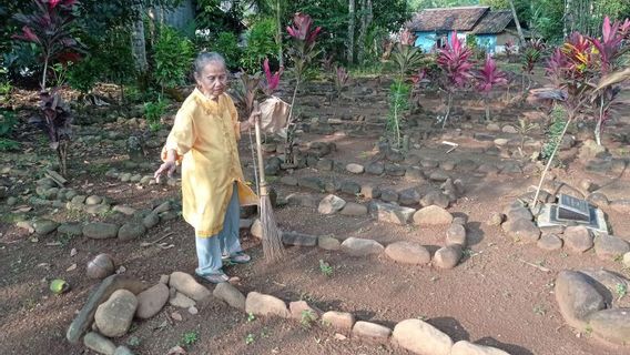 ムバ・アスリ、95歳の祖母で、1883年のクラカトア噴火の犠牲者の墓を忠実に世話した