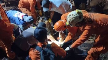 Illegal Gold Mine Landslide Jayapura, SAR Evacuation of the Body of Miner Rafles Fonataba