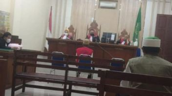 Ditemani Anaknya, Eks Petinggi Khilafatul Muslimin Abu Bakar Jalani Sidang Perdana di PN Tanjungkarang Lampung