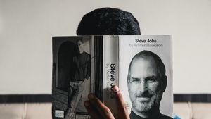 Steve Jobs Pernah Lempar iPhone Demi Buktikan Karyanya Sangat Kokoh!