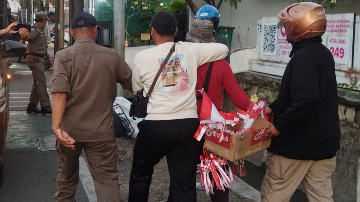 Red And White Flag Accessories Seller In Jatinegara Netted By Satpol PP