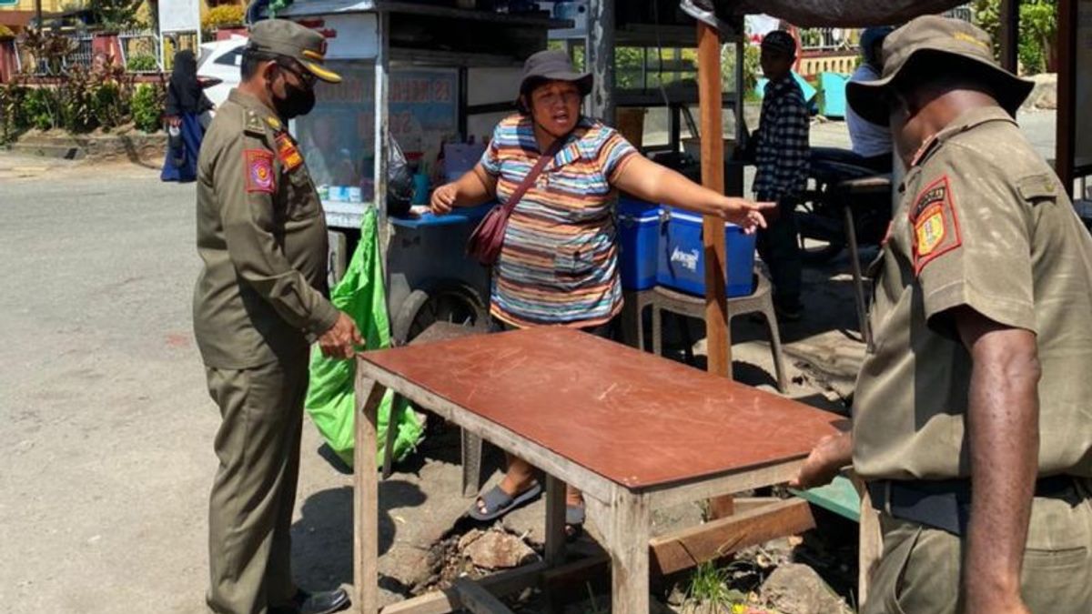 Satpol PP Kota Jayapura Tertibkan PKL di Jalan Protokol