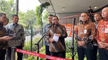 aks pramono libèrent les personnes âgées, les handicaps et les détenteurs de KJP voyagent à Jakarta