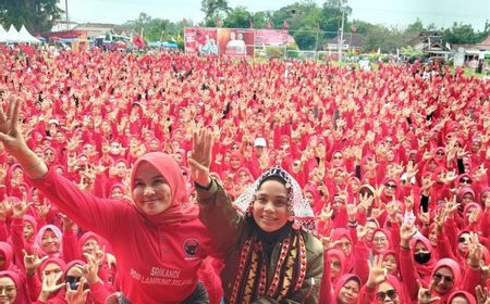 Siti Atikoh Hadir di Tengah Ribuan Ibu-ibu di Lampung Disambut Swafoto