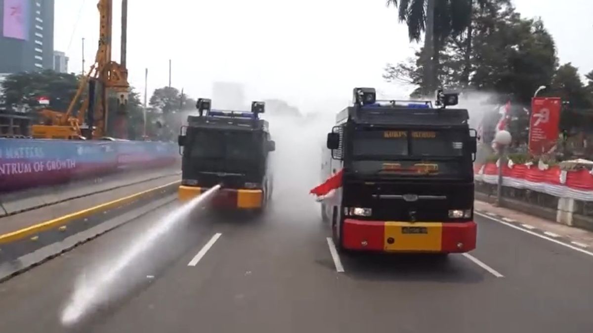 Former KPK Commissioners Participate In Police Comments On Water Canon Spraying Roads To Prevent Pollution