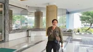 The Baby Dies, This Man Orates Alone At The Karawang Hospital