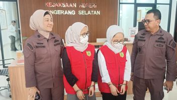 The Rihana-Rihani Twin Fraud Reseller IPhone Detained In Tangerang Women's Prison