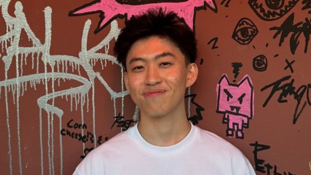 Rich Brian Tunda Penjualan Tiket Konser akibat Demo Besar di Jakarta