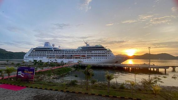 Ratusan Turis Penumpang Kapal Pesiar MS Regatta Singgah Berwisata dan Belanja di Lombok