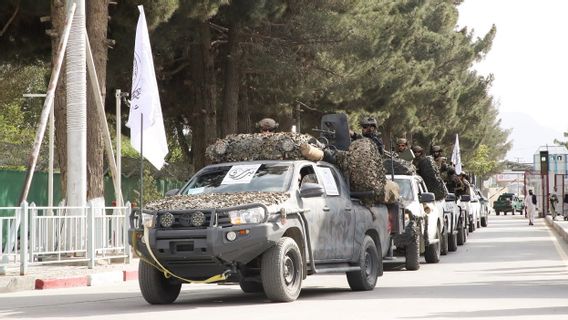 2つの爆発ロックアフガニスタン、タリバンはカブールで軍事パレードを開催