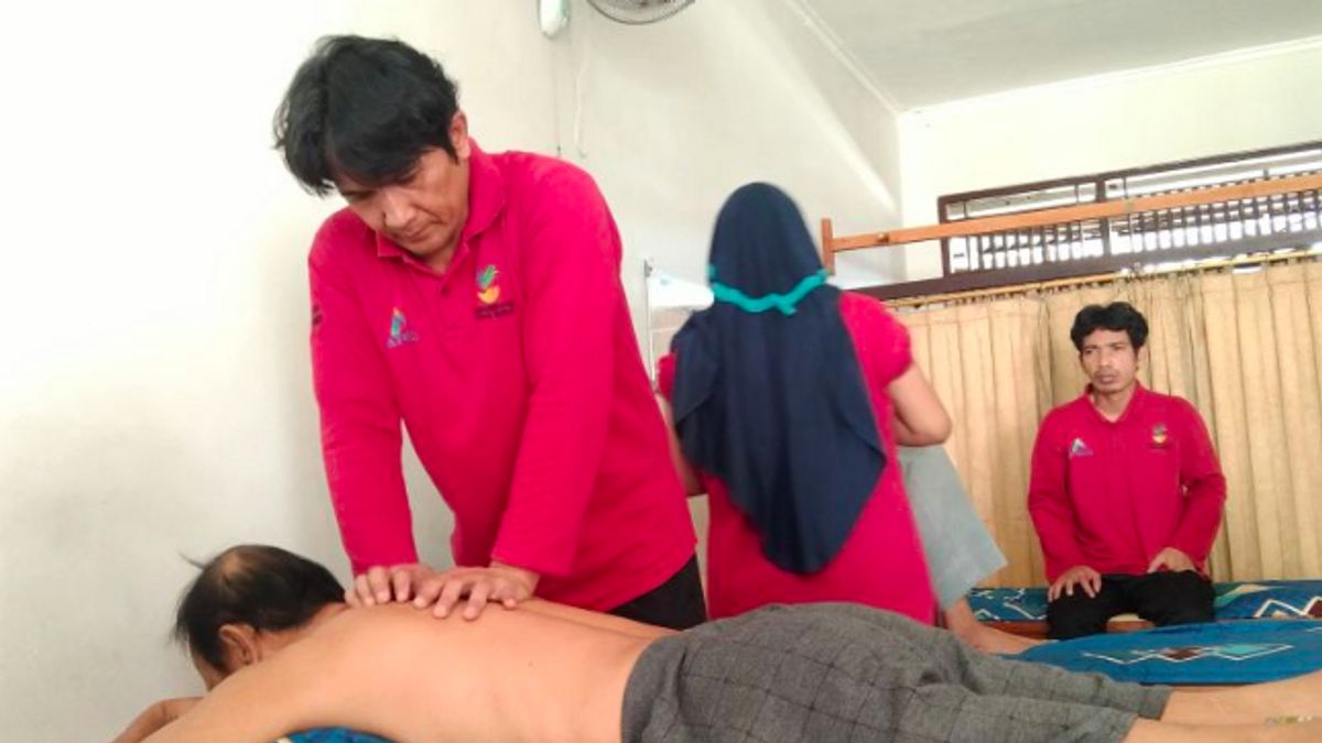 Tunanetra Jadi Lebih Berdaya Dibekali Pelatihan Pijat Profesional