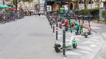 事故を起こしやすい、パリの住民は首都の路上で電動スクーターを禁止するための国民投票に同意します