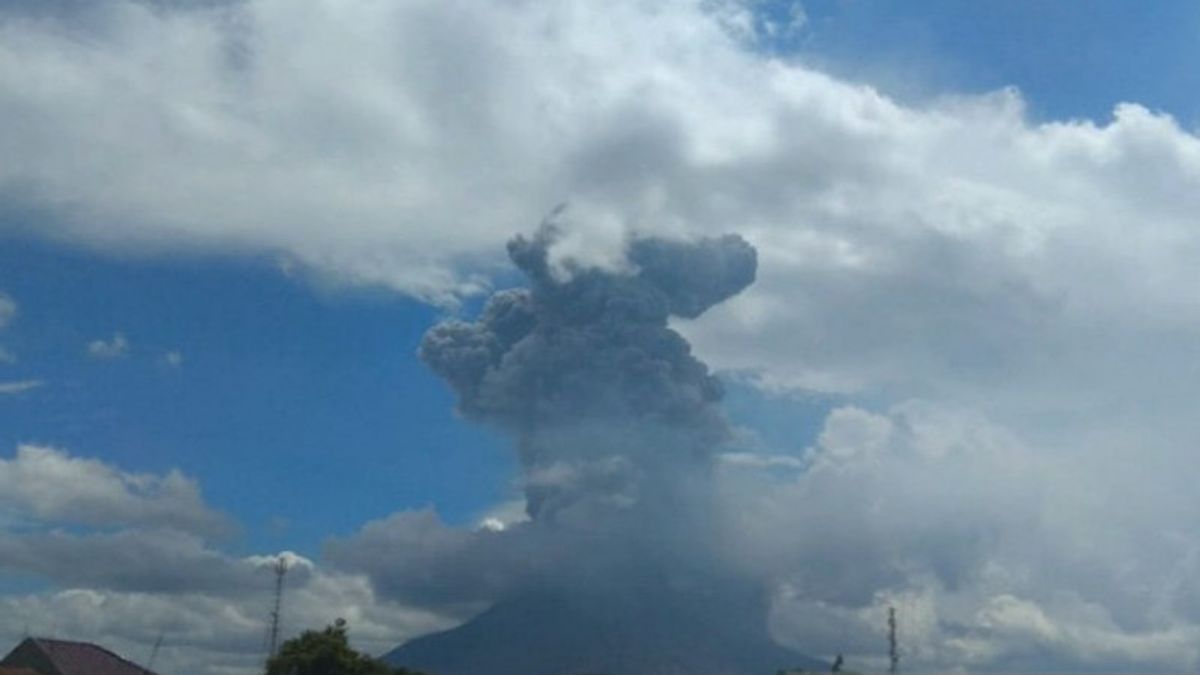 锡纳邦火山喷发引发4，500米火山灰