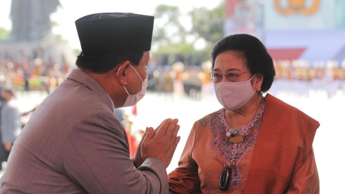 参加三宝垄的Bhayangkara周年纪念日，Prabowo向Jokowi致敬并遇见Megawati