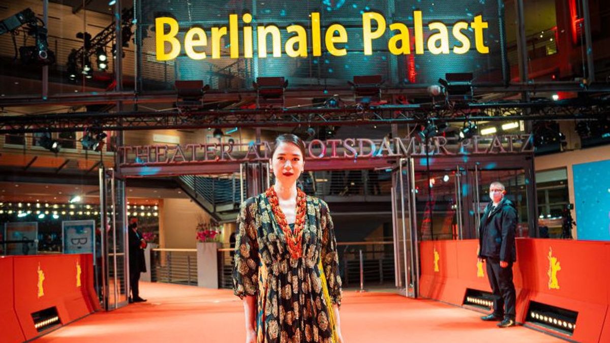 4 Gaya Cantik dan Anggun Laura Basuki di Berlinale Film Festival 2022