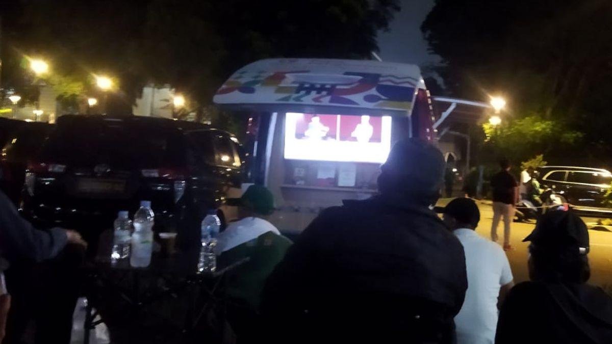 Nobar The Debate Of Presidential Candidates In Bawaslu's Car In Front Of The JCC Building There Are Rules That Must Be Obeyed