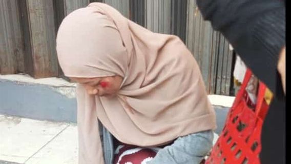 Une femme en hijab a été traînée à 100 mètres alors qu’elle tentait de tenir un téléphone volcanique