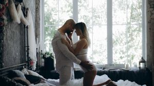 Suami Harus Tahu, Ini Hal yang Ingin Didengar Perempuan Saat Bercinta