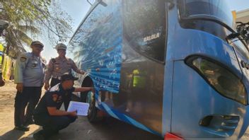 Les policiers ont empoché des passagers audacieux chauffeur de bus Ugal-ugalan
