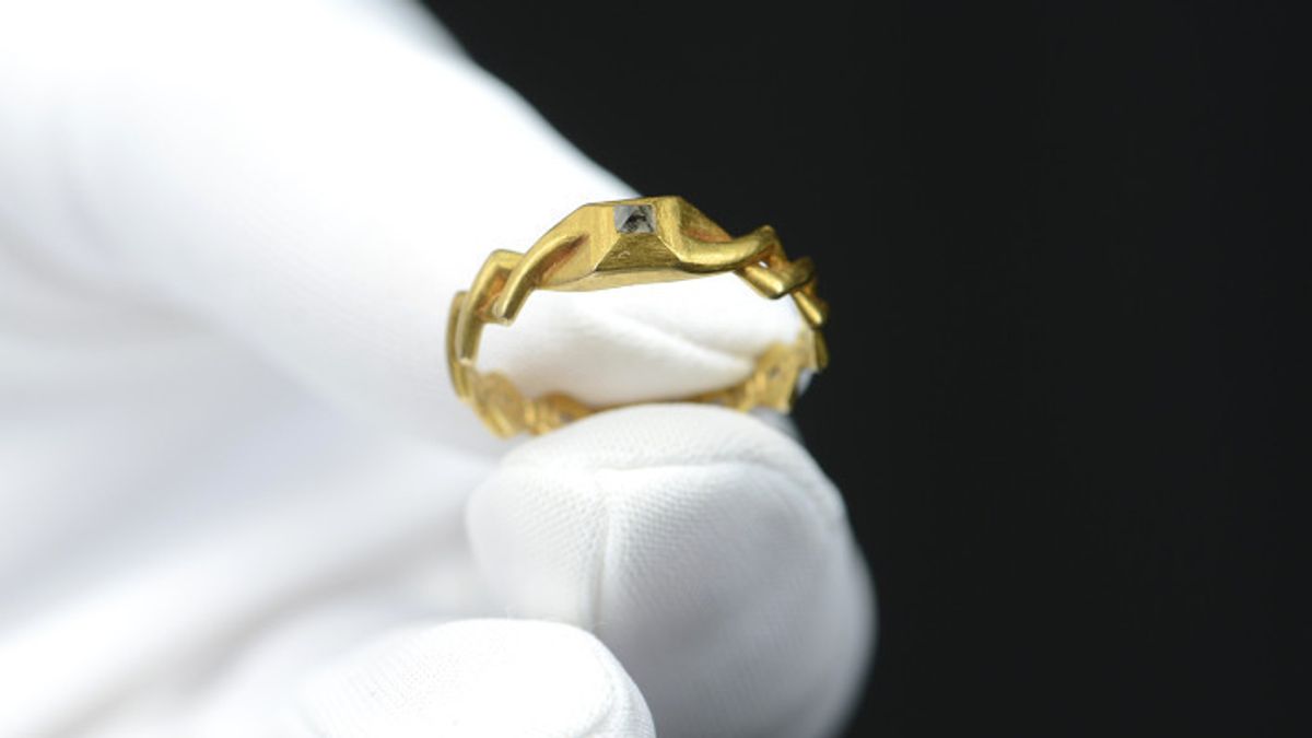 تم العثور على خاتم الزواج هذا من القرن 14 في أرض زراعية ، وبيع مقابل 759 مليون روبية إندونيسية