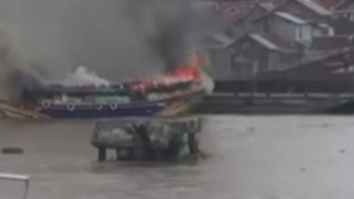 Jukung Ship Transporting 40 Tons Of Rice Caught Fire In The Musi River, Palembang
