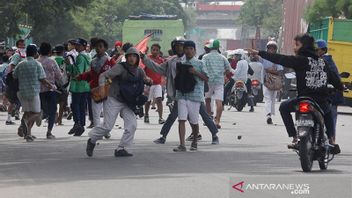 東ジャカルタのカクンでのユースギャングの衝突:鋭利な武器とモロトフ・ボムを使用する