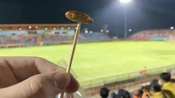 タイのクラブファンは休憩中にウジを食べることを披露、ネチズンはアーセナル本部でホットドッグを比較