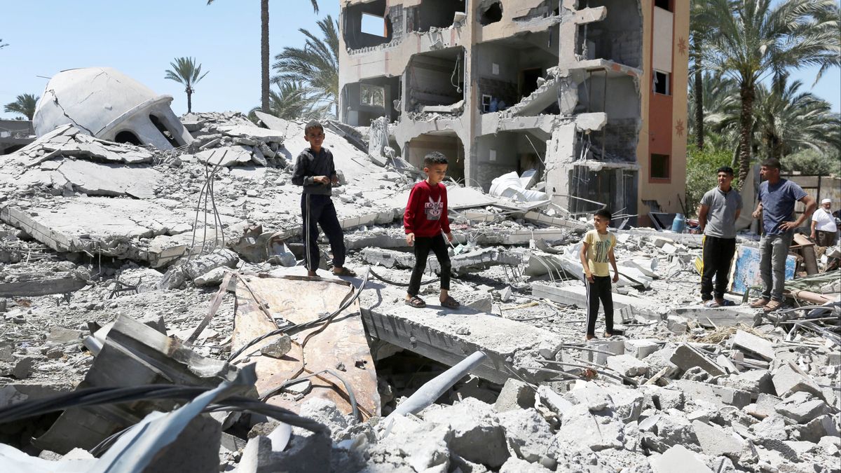 イスラエルがガザのアル・マガジ難民キャンプを攻撃し、7人の子供を含む13人が死亡
