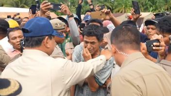 Prabowo Tinjau Posko Pengungsi di Agam, Warga Sambut Antusias