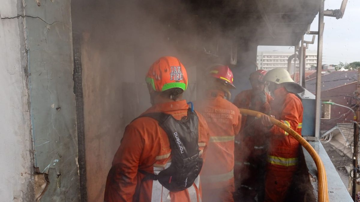 3 Floor Ruko In Pulogadung Burns, Owner Almost Bakes